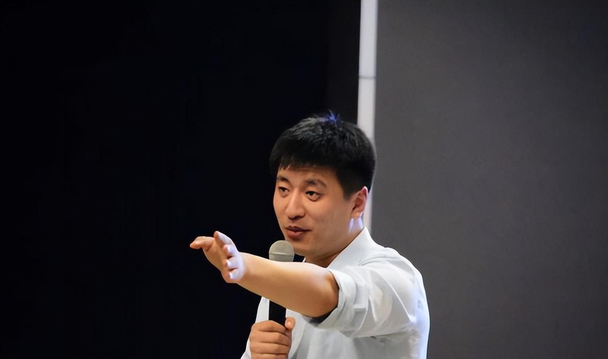 張雪峰公司年度盛典，現(xiàn)金撒動(dòng)人心弦，張雪峰公司年度盛典，現(xiàn)金獎(jiǎng)勵(lì)引爆人心弦