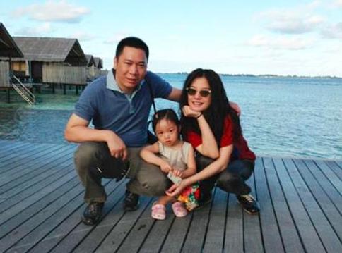 趙薇官宣已離婚引爆娛樂圈熱議，趙薇離婚官宣引發(fā)娛樂圈熱議風暴