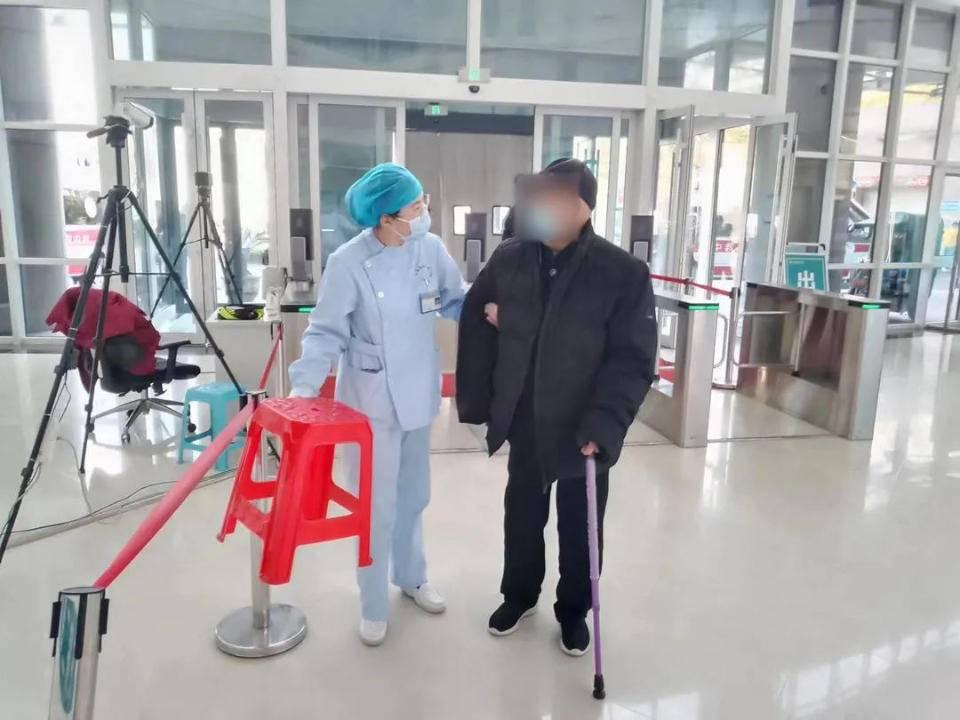 陪診男子毆打女患者事件，兩人被拘，揭示背后的深思，陪診男子毆打女患者事件曝光，涉事雙方被拘——背后的社會(huì)反思