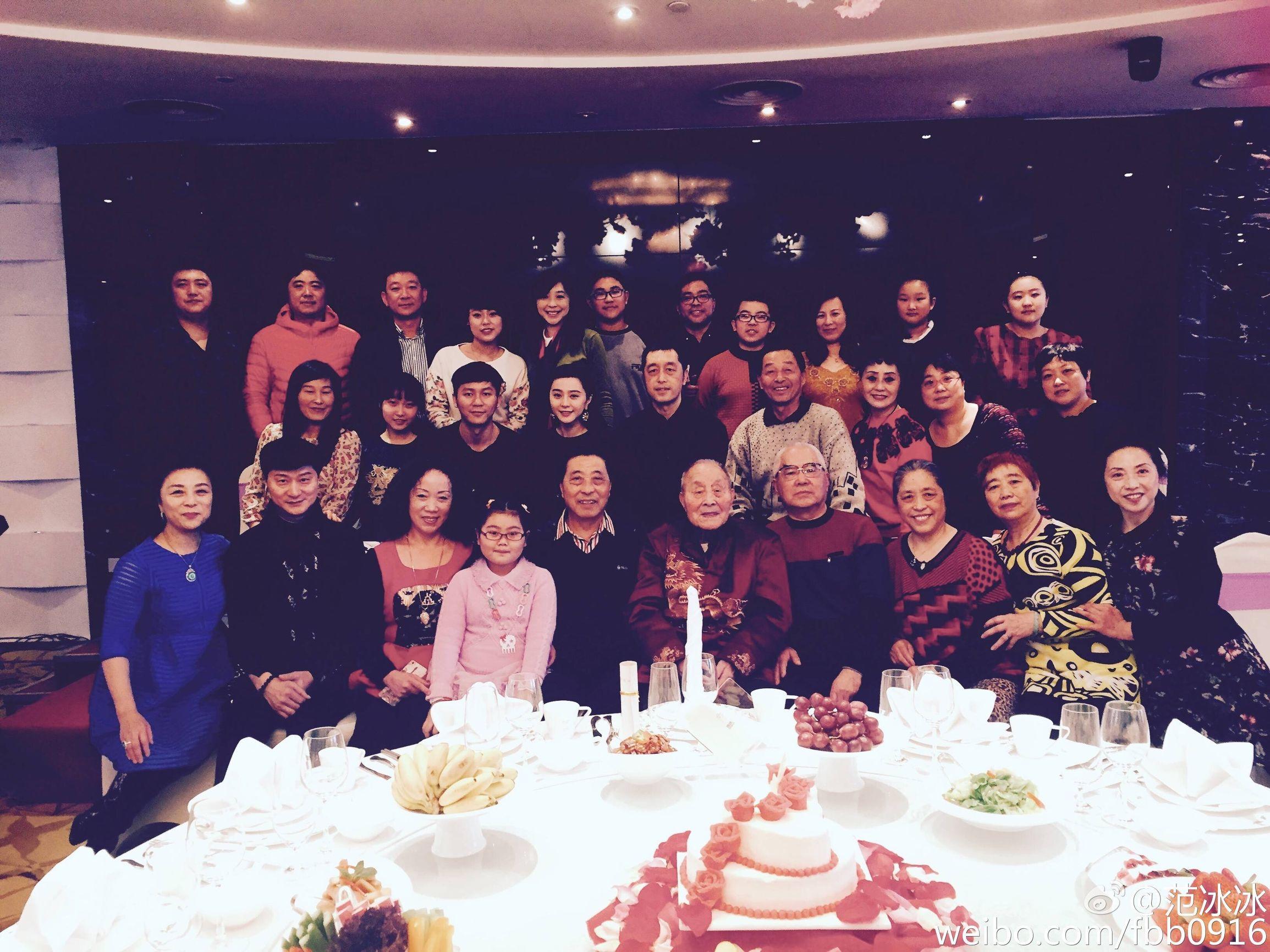 李晨的三口之家全家福，溫馨幸福的家庭畫卷，李晨全家福，三口之家的溫馨畫卷