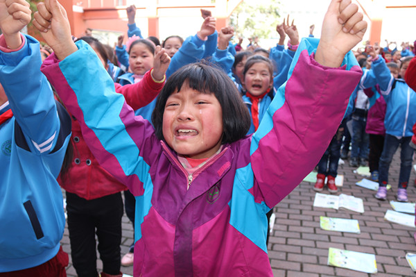 小學(xué)生考100分喜極而泣，一份努力，一份收獲，小學(xué)生努力取得滿分，喜極而泣，一份努力，一份收獲