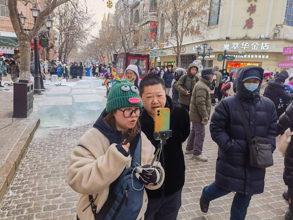 外國(guó)游客被爾濱硬控了，深度解讀城市魅力與旅游新體驗(yàn)，爾濱城市魅力與旅游新體驗(yàn)，外國(guó)游客的深度解讀與硬控經(jīng)歷