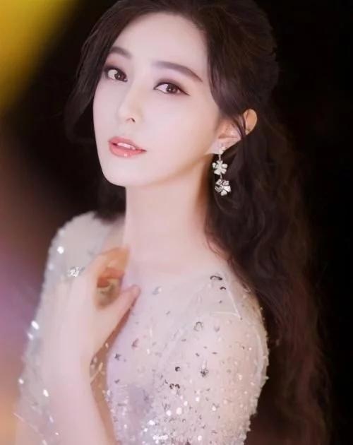女明星人氣排行榜名，星光璀璨，誰領(lǐng)風(fēng)騷？，女明星人氣風(fēng)云榜，星光熠熠，誰將獨(dú)領(lǐng)風(fēng)騷？