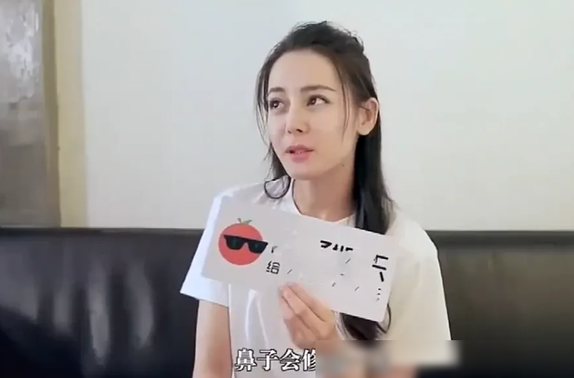 迪麗熱巴做鼻子前后對比照片，美麗轉(zhuǎn)變的背后故事，迪麗熱巴鼻子手術(shù)前后對比照，美麗轉(zhuǎn)變背后的故事揭秘
