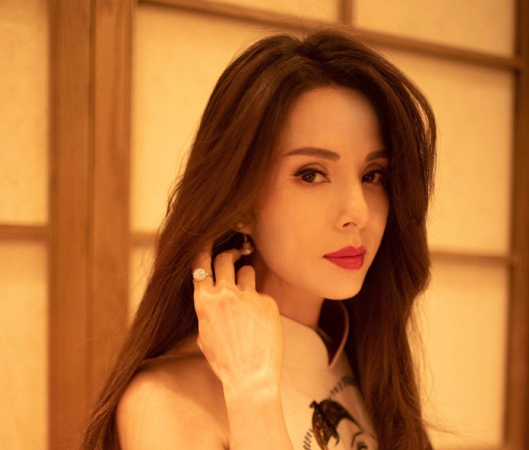 李若彤為何至今未婚，探究背后的原因，李若彤未婚背后的原因探究