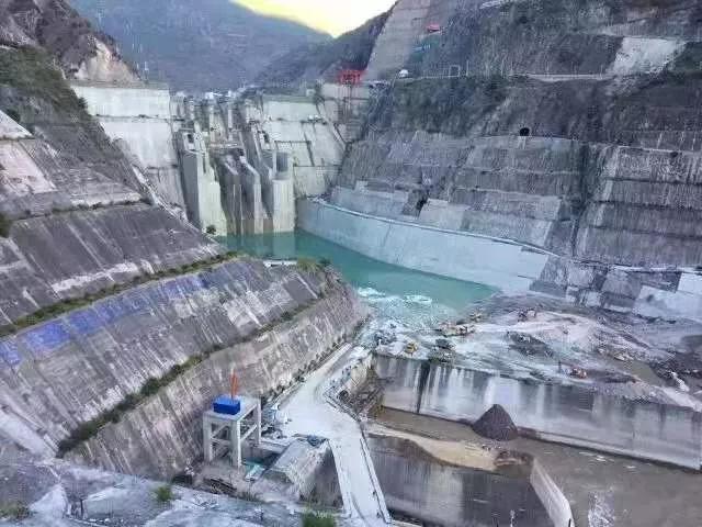 華能國(guó)際電力股份有限公司，電力行業(yè)的翹楚，華能國(guó)際電力，行業(yè)翹楚引領(lǐng)未來(lái)